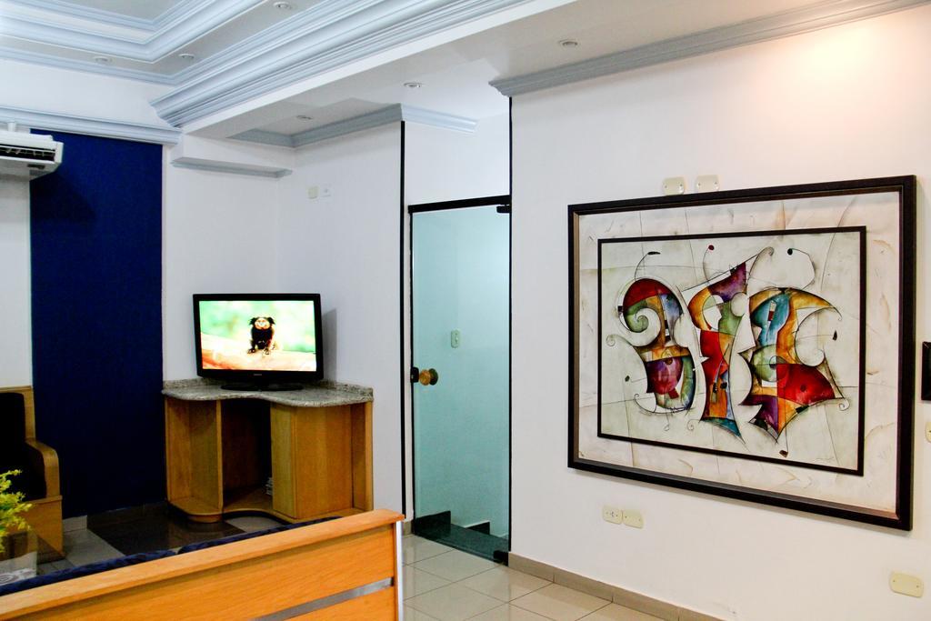 Alpha Ville Hotel Assis Bagian luar foto