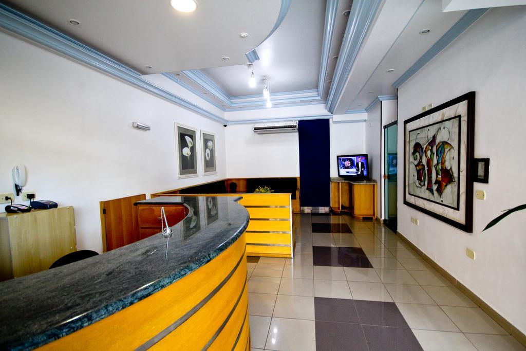 Alpha Ville Hotel Assis Bagian luar foto